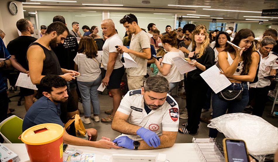 Israelis in Tel Aviv wait in line to donate blood after Hamas’s massacre on 7th October © AMIR LEVY / GETTY IMAGES