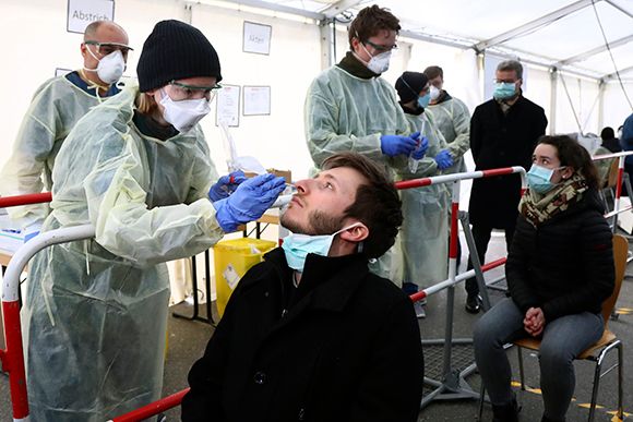 Medical employees demonstrate testing at a coronavirus test centre for public service employees in Munich, Germany © Matthias Schrader/AP/Shutterstock