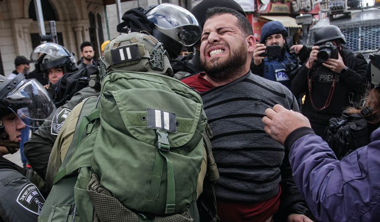 Israeli police arrest a Palestinian man in Huwara during a Land Day demonstration © Nasser Ishtayeh/SOPA Images/LightRocket via Getty Images