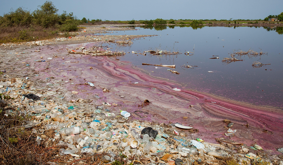 In Colombia, Cienaga town is nearby a heavy polluted lake. Image: Ron Giling
