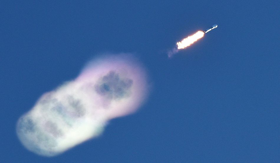 A SpaceX rocket carrying Starlink satellites launches from the Kennedy Space Center in March 2022. Image: Alamy