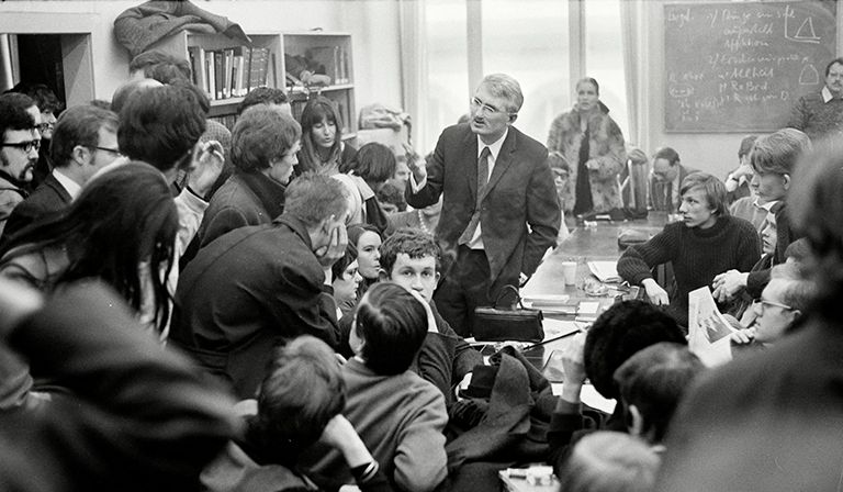 Thinking aloud: Habermas debating with his students at Frankfurt University © Sueddeutsche Zeitung Photo / Alamy