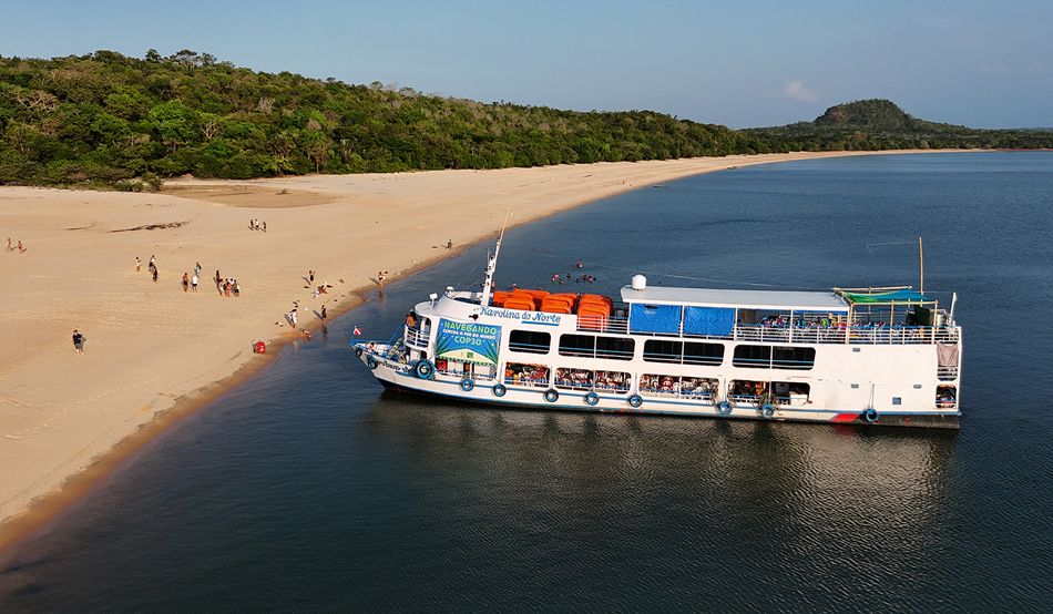 A boat and its passengers on the way to COP30. Image: Khumta Suya/SUMAÚMA