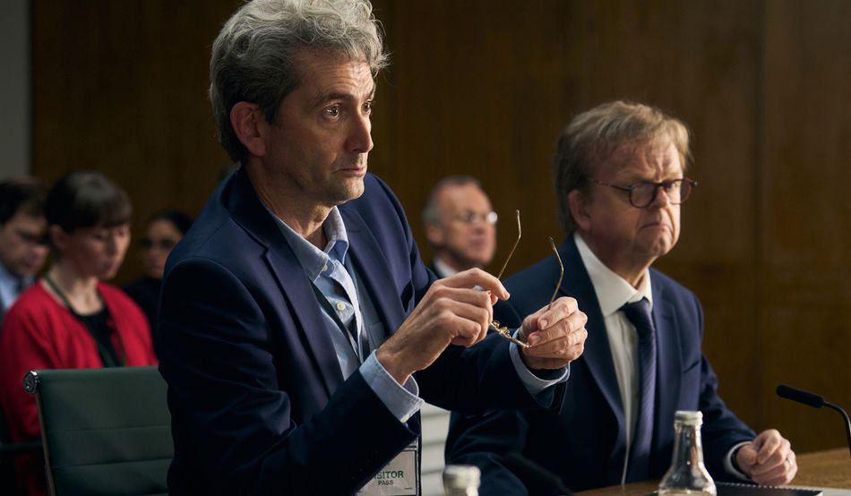 Life hack: David Tennant as Nick Davies and Toby Jones as Alan Rusbridger. Image by ITV