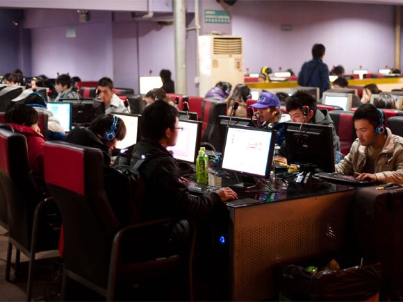 Disconnected? An internet bar  in Chengdu, China © Piero Cruciatti / Alamy Stock Photo