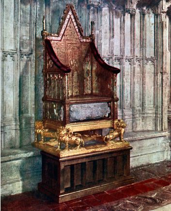 The coronation chair in Westminster Abbey, 1937. Underneath is the Stone of Scone, an ancient symbol
of the Scottish monarchs. © The Print Collector / Alamy Stock Photo