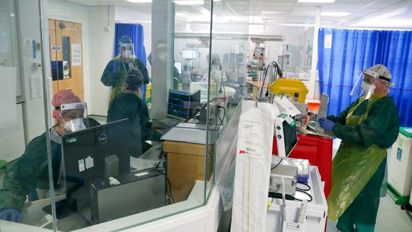 Inside an ICU unit in Frimley Park Hospital in Surrey. © © Steve Parsons - Pool/Getty Images