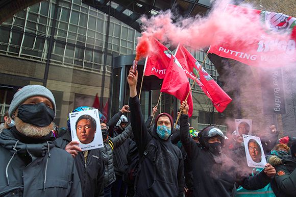 LONDON, ENGLAND - APRIL 7: Striking Deliveroo riders protest outside the Deliveroo headquarters on April 6, 2021 in London, England. Deliveroo riders strike for better pay, better rights and better safety. (Photo by Guy Smallman/Getty Images)