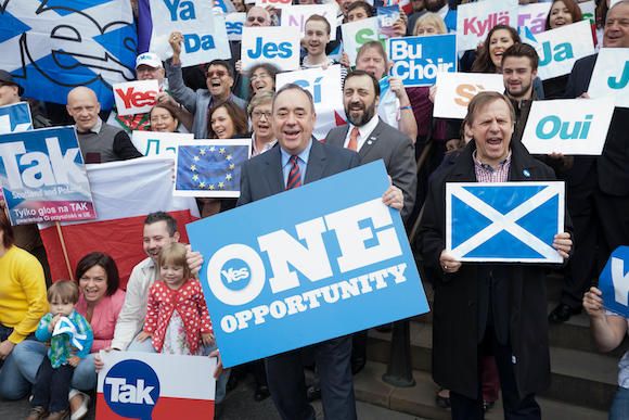 E79E35 Edinburgh, Scotland, UK. 9th Sep, 2014. First Minister Alex Salmond meets with Scots and other European citizens to celebrate European citizenship and Scotland's continued EU membership with a Yes vote. Supporters hold up 'YES' signs in many Europe