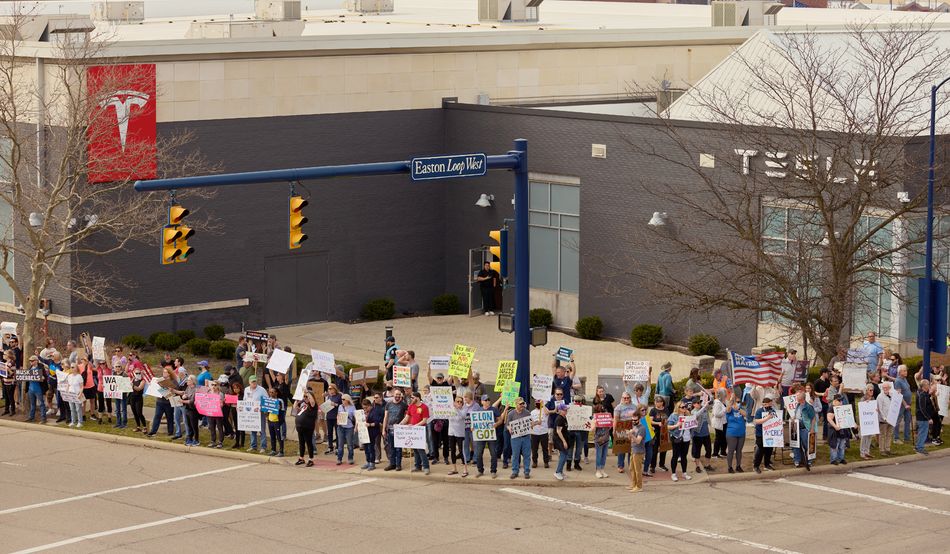 Build a wall: protesters in Columbus, Ohio—a state that voted for Trump three times—protesters blocked a Tesla showroom on 29th March. Image: Brian Kaiser/Bloomberg via Getty Images
