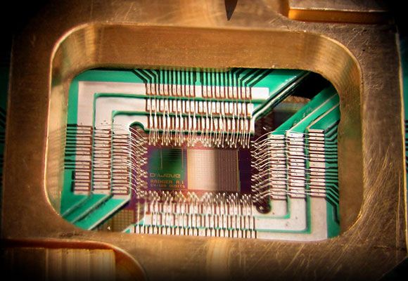 DWave_128chip_web_wikimedia-commons