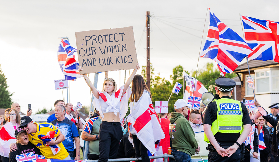Anti-migrant protestors outside the Britannia Hotel in Leeds. Image: Milo Chandler/Alamy.
