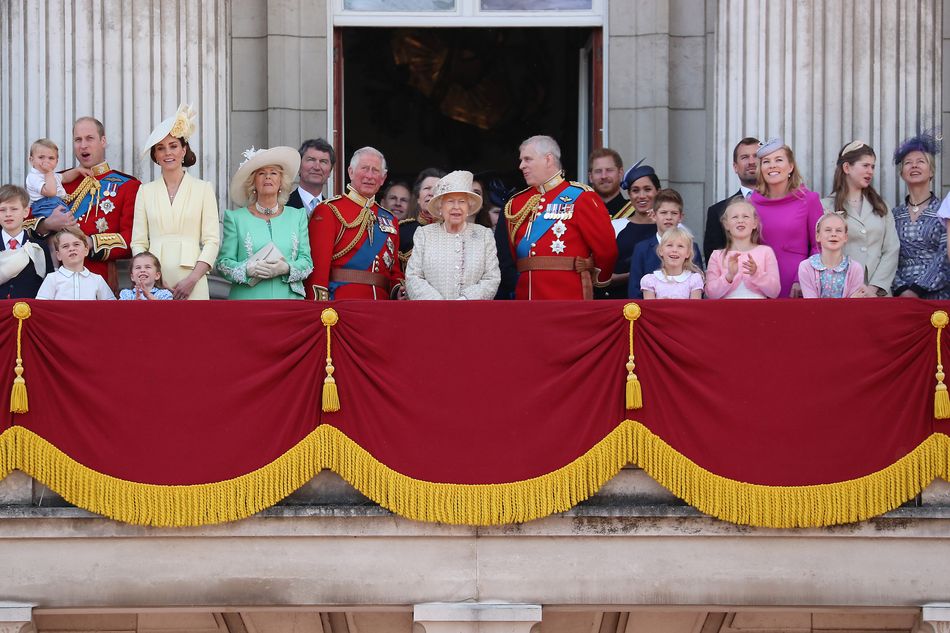 LONDON, ENGLAND - JUNE 08: Queen Elizabeth II, Catherine, Duchess of Cambridge and Prince William, Duke of Cambridge, Meghan, Duchess of Sussex, Prince Harry, Duke of Sussex on the balcony of Buckingham Palace during Trooping The Colour, the Queen's annua