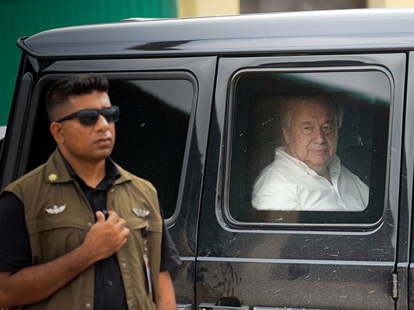 UN Secretary General Antonio Guterres (R) looks on from his car as he leaves the Kutupalong refugee camp during his visit to the Rohingya community in Bangladesh's southeastern border district of Cox's Bazar on July 2, 2018. - UN Secretary General Antonio