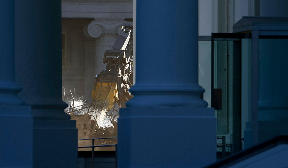 Tear it down: Part of the East Wing of the White House is demolished for construction of President Trump’s ballroom, 23rd October 2025. Photo by Newscom/Alamy Live News