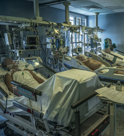 Photo: a crowded ICU unit in Cremona, Italy