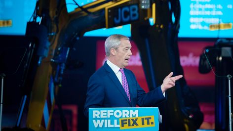 Nigel Farage addressing a crowd alongside a JCB digger. Image: Alamy