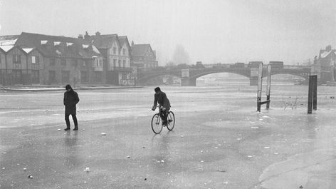 A man cycles on the Thames during the winter of 1962 to 1963 © Alamy